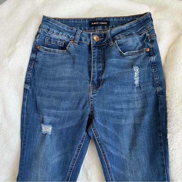 Almost famous size 5, distressed skinny jeans - Picture 5 of 10